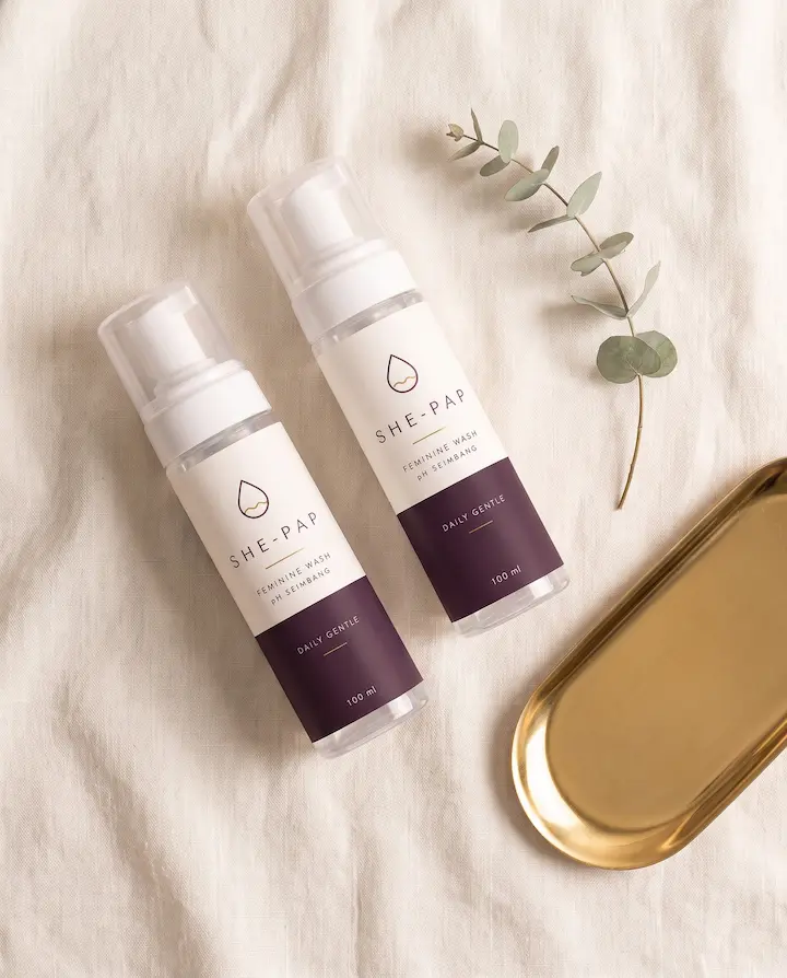 Susunan rata She-Pap dengan dulang emas dan eucalyptus